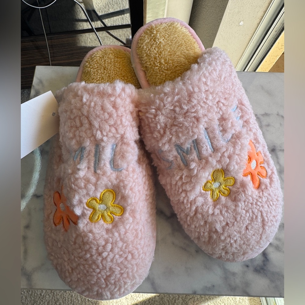 Slippers that make one happy. Pink Sz 40-41 but run small.